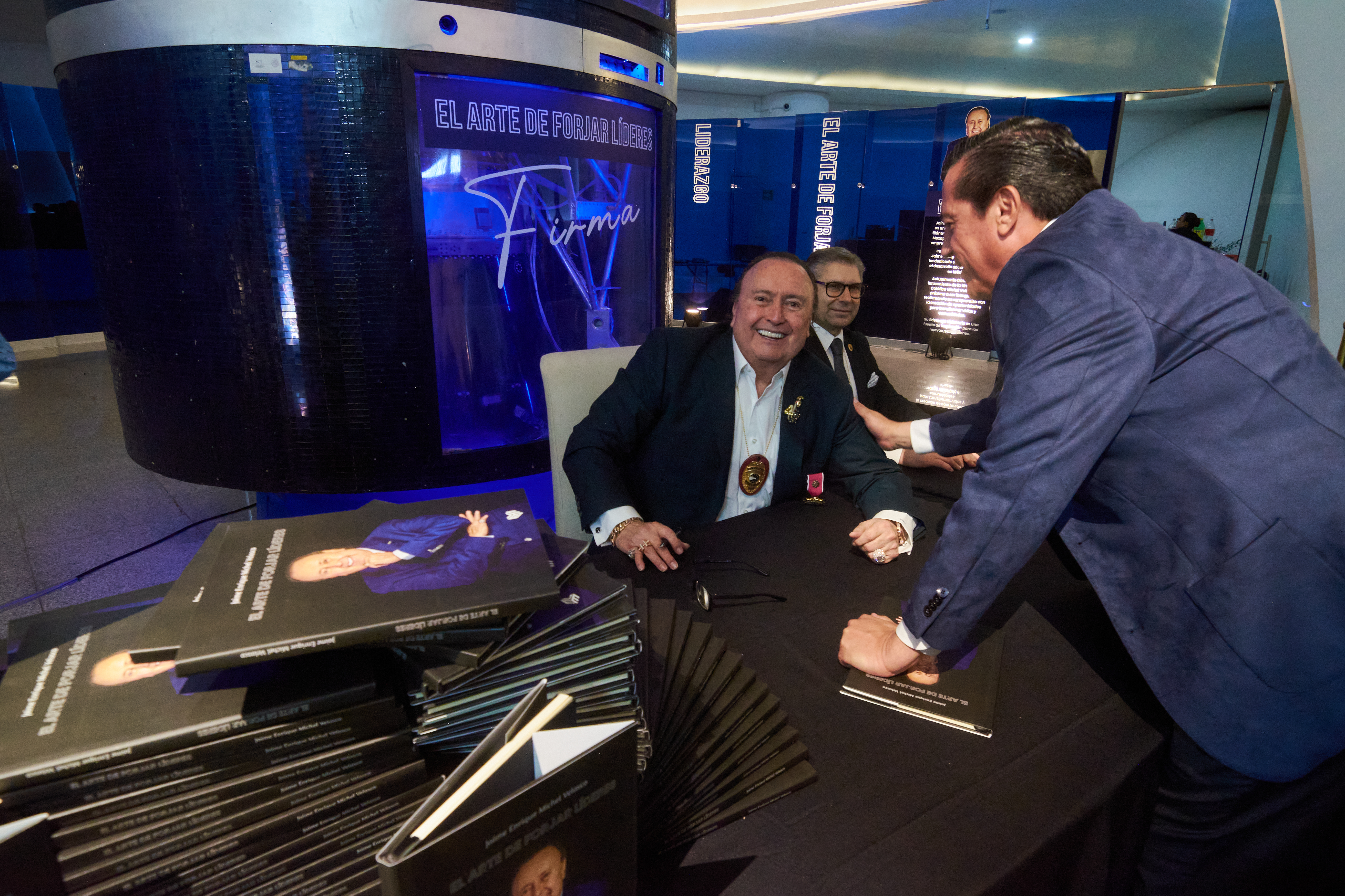 Autor firmando libros
